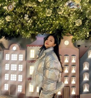 Jo Yoo-jin Instagram - 🎄

촬영 끝나고 김여사랑 롯데월드타워 쇼핑🎄 
트리보다 내 패딩이 더 트윙클 트윙클해서 
사람들 바글바글한 곳에 멀리있어도 
한 눈에 들어와서 찾기 쉽지 ✌🏻

#PORTENA #포르테나 @porterna_ 🩶