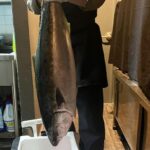 Jo Yoo-jin Instagram - ♥️ #타치노미바이토라 에서의 2번째 방어파티 🐟 작년엔 내가 잡은 96cm 방어로 소소하게 즐기구 이번 해엔 우리‘가보자고’팀 @angler_junseo 준서님께서 방어 5마리를 보내주셔서 급 하루만에 모인 사람들하고 즐거운 시간을 보냈던 날 ♥️ 한 마리 해체하기도 힘든데 매번 재능기부 + 장소제공까지 해주는 @tachinomi_by_tora 상민브로 고마워 😚♥️ 성수동