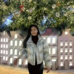 Jo Yoo-jin Instagram – 🎄

촬영 끝나고 김여사랑 롯데월드타워 쇼핑🎄 
트리보다 내 패딩이 더 트윙클 트윙클해서 
사람들 바글바글한 곳에 멀리있어도 
한 눈에 들어와서 찾기 쉽지 ✌🏻

#PORTENA #포르테나 @porterna_ 🩶 롯데월드타워 – WorldTower