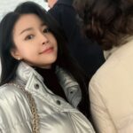 Jo Yoo-jin Instagram – 🎄

촬영 끝나고 김여사랑 롯데월드타워 쇼핑🎄 
트리보다 내 패딩이 더 트윙클 트윙클해서 
사람들 바글바글한 곳에 멀리있어도 
한 눈에 들어와서 찾기 쉽지 ✌🏻

#PORTENA #포르테나 @porterna_ 🩶 롯데월드타워 – WorldTower