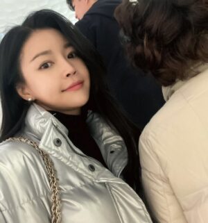 Jo Yoo-jin Instagram - 🎄

촬영 끝나고 김여사랑 롯데월드타워 쇼핑🎄 
트리보다 내 패딩이 더 트윙클 트윙클해서 
사람들 바글바글한 곳에 멀리있어도 
한 눈에 들어와서 찾기 쉽지 ✌🏻

#PORTENA #포르테나 @porterna_ 🩶