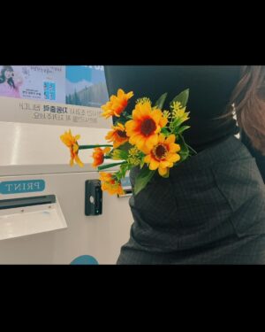 Jo Yoo-jin Instagram - 🍂

내 아들 @loliy_jang 이랑 오랜만에 
데이트한다고 치마 좀 입어봤지 🍂 

살던 동네오니까 신난 발걸음 ❛˓◞˂̵✧ 

#쇼핑몰 #데일리룩 #옥수동바이브 @oksudongvibe 🩶