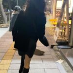 Jo Yoo-jin Instagram - 🍂 내 아들 @loliy_jang 이랑 오랜만에 데이트한다고 치마 좀 입어봤지 🍂 살던 동네오니까 신난 발걸음 ❛˓◞˂̵✧ #쇼핑몰 #데일리룩 #옥수동바이브 @oksudongvibe 🩶 이태원