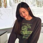 Jo Yoo-jin Instagram - 🩶 요 맨투맨 너무나도 내 스타일 🩶 갑자기 날도 엄청 추워지고 나랑 커플로 입을 사람 어디없니요..? 깔 별로 다 겟하고 싶은 착장이 너모 많자나 🩶 together 입어요 #옥수동바이브 @oksudongvibe #쇼핑몰 #데일리룩 #여자코디 #여자쇼핑몰 #DavidHockney #LIGHTROOM #라이트룸서울 #몰입형전시