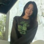 Jo Yoo-jin Instagram - 🩶 요 맨투맨 너무나도 내 스타일 🩶 갑자기 날도 엄청 추워지고 나랑 커플로 입을 사람 어디없니요..? 깔 별로 다 겟하고 싶은 착장이 너모 많자나 🩶 together 입어요 #옥수동바이브 @oksudongvibe #쇼핑몰 #데일리룩 #여자코디 #여자쇼핑몰 #DavidHockney #LIGHTROOM #라이트룸서울 #몰입형전시