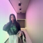 Jo Yoo-jin Instagram - 🩶 요 맨투맨 너무나도 내 스타일 🩶 갑자기 날도 엄청 추워지고 나랑 커플로 입을 사람 어디없니요..? 깔 별로 다 겟하고 싶은 착장이 너모 많자나 🩶 together 입어요 #옥수동바이브 @oksudongvibe #쇼핑몰 #데일리룩 #여자코디 #여자쇼핑몰 #DavidHockney #LIGHTROOM #라이트룸서울 #몰입형전시