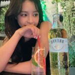 Jo Yoo-jin Instagram - #광고 크림브륄레 향이 매력적인 프렌치 위스키 브랜드 ʙʀᴇɴɴᴇ 🩵 전직 발레리나 앨리슨 파크가 창립한 브렌 위스키는 ‘세계적인 와인을 탄생시킨 프랑스의 자연환경에서 위스키를 만들어 보자‘라는 일념으로 브랜드를 런칭했다고 해요:) 프렌치 오크통과 코냑 캐스크로 평균 7년정도 숙성시키고 스카치 위스키보다 섬세하고 부드러운 느낌이 특징 🥃 패키지도 예뻐서 선물하기에도 딱! #와인나라 직영점과 백화점에서 구매하실수 있어요 🩵 #와인나라 #싱글몰트 #whisky #브렌위스키 #brennewhisky @brennewhisky @winenara_official @ayoungfbc