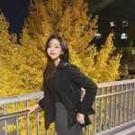 Jo Yoo-jin Instagram - 🍂 내 아들 @loliy_jang 이랑 오랜만에 데이트한다고 치마 좀 입어봤지 🍂 살던 동네오니까 신난 발걸음 ❛˓◞˂̵✧ #쇼핑몰 #데일리룩 #옥수동바이브 @oksudongvibe 🩶 이태원
