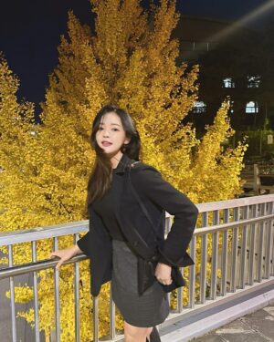 Jo Yoo-jin Instagram - 🍂

내 아들 @loliy_jang 이랑 오랜만에 
데이트한다고 치마 좀 입어봤지 🍂 

살던 동네오니까 신난 발걸음 ❛˓◞˂̵✧ 

#쇼핑몰 #데일리룩 #옥수동바이브 @oksudongvibe 🩶