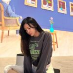 Jo Yoo-jin Instagram - 🩶 요 맨투맨 너무나도 내 스타일 🩶 갑자기 날도 엄청 추워지고 나랑 커플로 입을 사람 어디없니요..? 깔 별로 다 겟하고 싶은 착장이 너모 많자나 🩶 together 입어요 #옥수동바이브 @oksudongvibe #쇼핑몰 #데일리룩 #여자코디 #여자쇼핑몰 #DavidHockney #LIGHTROOM #라이트룸서울 #몰입형전시