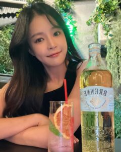 Jo Yoo-jin Instagram - #광고 크림브륄레 향이 매력적인 프렌치 위스키 브랜드 ʙʀᴇɴɴᴇ 🩵 전직 발레리나 앨리슨 파크가 창립한 브렌 위스키는 ‘세계적인 와인을 탄생시킨 프랑스의 자연환경에서 위스키를 만들어 보자‘라는 일념으로 브랜드를 런칭했다고 해요:) 프렌치 오크통과 코냑 캐스크로 평균 7년정도 숙성시키고 스카치 위스키보다 섬세하고 부드러운 느낌이 특징 🥃 패키지도 예뻐서 선물하기에도 딱! #와인나라 직영점과 백화점에서 구매하실수 있어요 🩵 #와인나라 #싱글몰트 #whisky #브렌위스키 #brennewhisky @brennewhisky @winenara_official @ayoungfbc