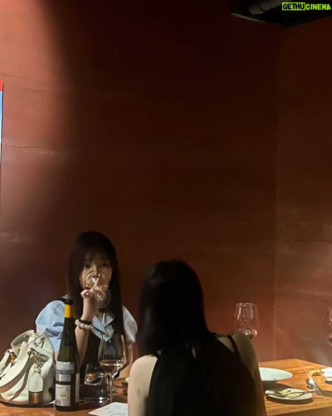 Jo Yoo-jin Instagram - #광고 한달 좀 지난 내 아픈 손가락 @jae_e_u_n 생일디너 ♥️ 몇 주전 부터 미리 예약해야 갈수있는 핫하디 핫한 사브서울 방문 ✌🏻 한우 채끝 스테이크+라비올로+비프타르타르+아티쵸크 조합은 말해뭐해,,, 👍🏻👍🏻 화이트에이어서 레드로 갈아타는데 신기한 오프너를 알게 됬어요 🙌🏻 코라빈 기기를 사용하면 오픈한 와인을 최소 4주동안 보관할 수 있다니! 여러 와인을 테이스팅할때 이용하면 좋을거 같더라구요 ☺️ 조만간 주중에도 한번 가봐야지 ♥️ #압구정 #사브서울 @sav.seoul @ayoungfbc @coravin #초유치맛집 #초슐랭가이드 압구정 Apgujung