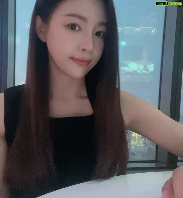 Jo Yoo-jin Instagram - :) #서울드래곤시티호텔 #TheMeditteranean 세미 뷔페에 다녀왔지 ✋🏻 킹스베케이션은 시즌마다 다양한 프로모션 행사를 하는데 이번엔 지중해 요리라니 🫢 주말 디너에는 펍 형태로 라이브 공연도 하면서 뷔페를 즐길수 있다고 하니 '더 메디테라니안' 놓치지 마세요 🥳 내남친 @hyejungkwon1 과의 데이트 너모 즐거웠숨당 🫶🏻 #서울드래곤시티 #스카이킹덤 31F #킹스베케이션 Seoul Dragon City 서울드래곤시티