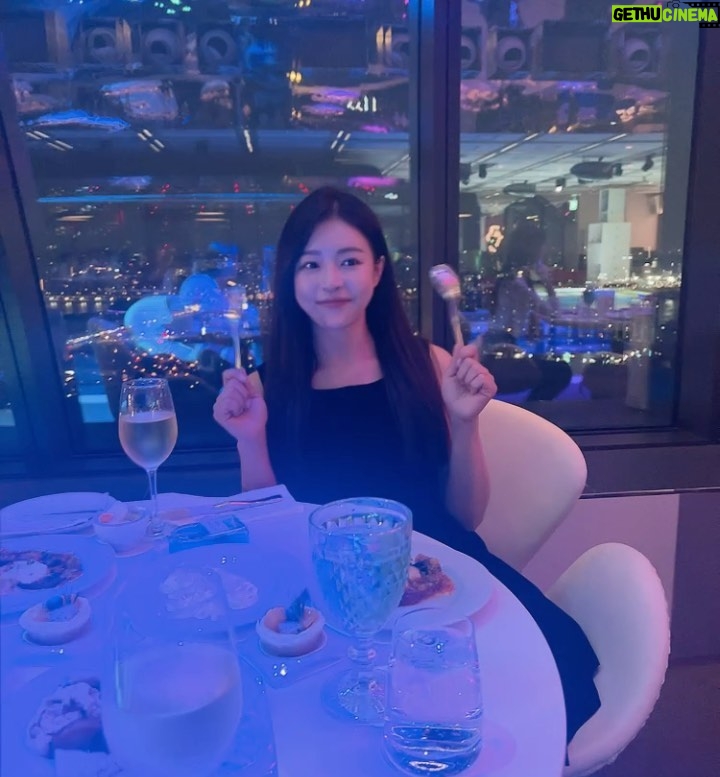 Jo Yoo-jin Instagram - :) #서울드래곤시티호텔 #TheMeditteranean 세미 뷔페에 다녀왔지 ✋🏻 킹스베케이션은 시즌마다 다양한 프로모션 행사를 하는데 이번엔 지중해 요리라니 🫢 주말 디너에는 펍 형태로 라이브 공연도 하면서 뷔페를 즐길수 있다고 하니 '더 메디테라니안' 놓치지 마세요 🥳 내남친 @hyejungkwon1 과의 데이트 너모 즐거웠숨당 🫶🏻 #서울드래곤시티 #스카이킹덤 31F #킹스베케이션 Seoul Dragon City 서울드래곤시티