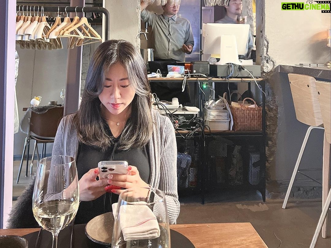 Jo Yoo-jin Instagram - #초유치맛집 #초슐랭가이드 뉴욕 미슐랭 출신 셰프님이 오픈하신 따끈 따끈한 신상 파인다이닝 #군몽 @guunmong.seoul 여긴 기필코 데이트해야할거 같은 로맨틱한 분위기인데 미국에서 놀러나온 커즌 다원 @daweonnx 이랑 다녀옴 🤣 정말 맛있었던 곳은 별 다른 설명을 하지않지. 왜냐, 사진으로만 봐도 느껴지니까 ☝🏻 사진에 보이는 디쉬 모두 다 추천! 와인 페어링도 좋았구 다음엔 바 테이블에 앉아 봐야지. #한강진 #한남 #군몽 서울 용산구 한남대로27가길 15 2층 #초대감사합니다 🫶🏻 한강진역 근처