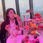 Jo Yoo-jin Instagram - #광고 딸기🍓뷔폐 시즌 끝나기전에 낚도녀 동생들이랑 #서울드래곤시티 #킹스베케이션 다녀왔지 🫶🏻 저녁되니까 여기가 왜 #서울뷰맛집 인지 알겠드라 😚 딸기 원없이 먹은 날 🍓 #딸기먹고갈래 #딸기타워 #딸기뷔폐 #스카이킹덤 #서울드래곤시티 Seoul Dragon City 서울드래곤시티