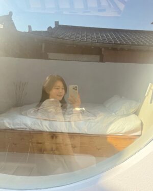 Jo Yoo-jin Instagram - 오늘 안동에 촬영하고 올라오는데 
딱 한달 전에 안동에서 웨딩+스테이 촬영을 했었네 🤣 
한달 사이 다양하게 많은 일들을 하고 
그 사이에 필름 어워드 초대받아서 미국도 다녀옴 🖐🏻

#나잊지말라규