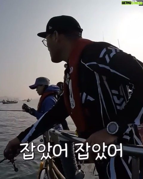 Jo Yoo-jin Instagram - :) 요즘 바다낚시에 푹 빠져 있는거 아는 분들은 아시쥬 🎣 방대한 사진들을 어떻게 올릴까 고민하다 밀리고만 있어서 모음집 올려봅니다 😉 #다이와코리아 #낚도녀 유튜브 매주 목요일 6시 업로드 ! 다들 보고 캡쳐만 보내지 말구 댓글로 많은 관심 보여줘여 ❛˓◞˂̵✧ ♥️ 요즘 가족보다 더 자주 만나는 #다이와 #스튜디오플렉토 #낚도녀 고맙고 스릉흡니데이 ♥️