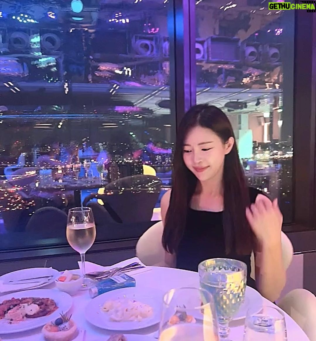 Jo Yoo-jin Instagram - :) #서울드래곤시티호텔 #TheMeditteranean 세미 뷔페에 다녀왔지 ✋🏻 킹스베케이션은 시즌마다 다양한 프로모션 행사를 하는데 이번엔 지중해 요리라니 🫢 주말 디너에는 펍 형태로 라이브 공연도 하면서 뷔페를 즐길수 있다고 하니 '더 메디테라니안' 놓치지 마세요 🥳 내남친 @hyejungkwon1 과의 데이트 너모 즐거웠숨당 🫶🏻 #서울드래곤시티 #스카이킹덤 31F #킹스베케이션 Seoul Dragon City 서울드래곤시티