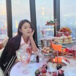 Jo Yoo-jin Instagram - #광고 딸기🍓뷔폐 시즌 끝나기전에 낚도녀 동생들이랑 #서울드래곤시티 #킹스베케이션 다녀왔지 🫶🏻 저녁되니까 여기가 왜 #서울뷰맛집 인지 알겠드라 😚 딸기 원없이 먹은 날 🍓 #딸기먹고갈래 #딸기타워 #딸기뷔폐 #스카이킹덤 #서울드래곤시티 Seoul Dragon City 서울드래곤시티