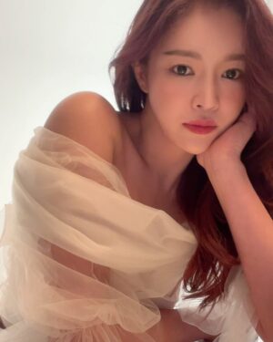 Jo Yoo-jin Instagram - 언제나 애정하는 JMdiamond 촬영 ✨ 
이 날은 촬영전에 고속도로에서 차사고나고 
어떻게 하루를 치뤘는지 😂 

#한달만에업데이트
#내일도해보자
#굿밤