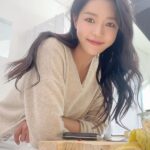 Jo Yoo-jin Instagram - 오늘 안동에 촬영하고 올라오는데 딱 한달 전에 안동에서 웨딩+스테이 촬영을 했었네 🤣 한달 사이 다양하게 많은 일들을 하고 그 사이에 필름 어워드 초대받아서 미국도 다녀옴 🖐🏻 #나잊지말라규