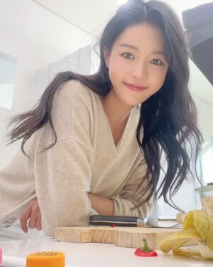 Jo Yoo-jin Instagram - 오늘 안동에 촬영하고 올라오는데 
딱 한달 전에 안동에서 웨딩+스테이 촬영을 했었네 🤣 
한달 사이 다양하게 많은 일들을 하고 
그 사이에 필름 어워드 초대받아서 미국도 다녀옴 🖐🏻

#나잊지말라규