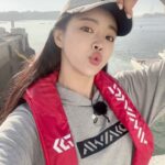 Jo Yoo-jin Instagram - :) 요즘 바다낚시에 푹 빠져 있는거 아는 분들은 아시쥬 🎣 방대한 사진들을 어떻게 올릴까 고민하다 밀리고만 있어서 모음집 올려봅니다 😉 #다이와코리아 #낚도녀 유튜브 매주 목요일 6시 업로드 ! 다들 보고 캡쳐만 보내지 말구 댓글로 많은 관심 보여줘여 ❛˓◞˂̵✧ ♥️ 요즘 가족보다 더 자주 만나는 #다이와 #스튜디오플렉토 #낚도녀 고맙고 스릉흡니데이 ♥️