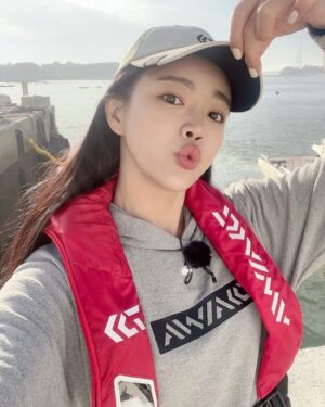 Jo Yoo-jin Instagram - :)

요즘 바다낚시에 
푹 빠져 있는거 아는 분들은 아시쥬 🎣 

방대한 사진들을 어떻게 올릴까 고민하다
밀리고만 있어서 모음집 올려봅니다 😉 

#다이와코리아 #낚도녀 유튜브 매주 목요일 6시 업로드 ! 

다들 보고 캡쳐만 보내지 말구 
댓글로 많은 관심 보여줘여 ❛˓◞˂̵✧ ♥️ 

요즘 가족보다 더 자주 만나는 
#다이와 #스튜디오플렉토 #낚도녀 
고맙고 스릉흡니데이 ♥️