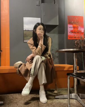 Jo Yoo-jin Instagram - ✨

요즘 내 최애 스니커즈 #온프아이덴티티 

온프아이덴티티는 지구 환경에 무리를 주지않는 
리사이클 + 자연에서 얻을 수 있는 환경친화적인 소재로
제품을 만든다고 해요 ✨
이 스니커즈는 플라스틱을 재활용해서 만든 
#캔버스오리진화이트 ☝🏻 
착용감도 좋고 어떤 옷에 걸쳐도 
잘 어울려서 자주 신게 된다는 거 🫶🏻 

@onffidentity 
#온프아이덴티티 #onffidentity 
#친환경스니커즈 #신발브랜드추천 #커플신발
#지구와나를위한새로운멋