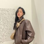 Jo Yoo-jin Instagram - 🤎 어떤 옷에 휘뚜루 마뚜루 걸쳐도 데일리룩을 완성시켜주는 #로아드로아 #미니포켓크로스백 항상 보부상처럼 다 들고 다녀야 맘이 편한 나란 사람 왠만한 필수품들 넣고도 안 흐트러지고 모양 그대로 유지해서 놀랬자나 🫶🏻 너무 편해서 일주일동안 요 크로스백만 들고 다녔지 🤎 다들 가방 사러 드로아_로아드로아 @roidesrois.official 🤎 🧥: #320쇼룸 #320showroom @320showroom_official #MMCA #mmcaseoul 국립현대미술관 서울관