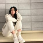 Jo Yoo-jin Instagram - ✨ 요즘 내 최애 스니커즈 #온프아이덴티티 온프아이덴티티는 지구 환경에 무리를 주지않는 리사이클 + 자연에서 얻을 수 있는 환경친화적인 소재로 제품을 만든다고 해요 ✨ 이 스니커즈는 플라스틱을 재활용해서 만든 #캔버스오리진화이트 ☝🏻 착용감도 좋고 어떤 옷에 걸쳐도 잘 어울려서 자주 신게 된다는 거 🫶🏻 @onffidentity #온프아이덴티티 #onffidentity #친환경스니커즈 #신발브랜드추천 #커플신발 #지구와나를위한새로운멋