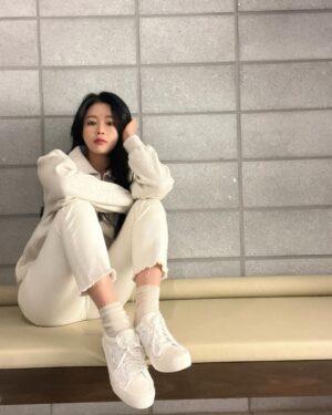 Jo Yoo-jin Instagram - ✨

요즘 내 최애 스니커즈 #온프아이덴티티 

온프아이덴티티는 지구 환경에 무리를 주지않는 
리사이클 + 자연에서 얻을 수 있는 환경친화적인 소재로
제품을 만든다고 해요 ✨
이 스니커즈는 플라스틱을 재활용해서 만든 
#캔버스오리진화이트 ☝🏻 
착용감도 좋고 어떤 옷에 걸쳐도 
잘 어울려서 자주 신게 된다는 거 🫶🏻 

@onffidentity 
#온프아이덴티티 #onffidentity 
#친환경스니커즈 #신발브랜드추천 #커플신발
#지구와나를위한새로운멋