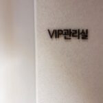 Jo Yoo-jin Instagram - #광고 x @re_you_clinic 연말에 잦은 모임으로 이중턱+볼살쳐짐이 점점 심해지길래 2주 전 , 극약처방하러 #이유클리닉 방문 🙌🏻 제가 추천 받은 #리프팅 레이저 프로그램은 ‘#올리쎄라’라고 ‘올리지오+울쎄라‘가 합쳐진 레이져인데요! 시술후 LDM소노케어 후 관리까지 해주셔서 며칠 뒤 촬영에도 붓기 걱정 없었습니다 😆 이유클리닉에 반해버린 이유 ☝🏻 1. 100% 예약제로 프라이빗한 관리! 2. 원장님이 직접 상담하시고 섬세한 손길의 시술! 허보경 대표 원장님은 서울대 전문의신데 런던 패션 스쿨에서 패션까지 함께 전공하셨대요! 섬세하고 예민한 감각의 터치.. 어느 정도일지 짐작이 가시죠? 🤭 6번 영상은 이중턱보고 충격받은 나.🥹 7번 영상은 시술받고 집에 오는 길에 사라졌던 앞볼 볼륨도 보여서 신난 나.😆 다들 새해가 됬으니 쳐진 피부 끌어 올리러 가요 🤍 #올리쎄라 #울쎄라 #올리지오 #리프팅추천 #압구정피부과 #이유클리닉 #패션닥터 #허보경원장 압구정 Apgujung