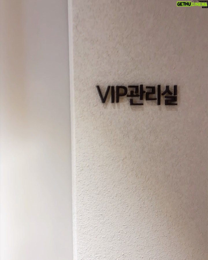 Jo Yoo-jin Instagram - #광고 x @re_you_clinic 연말에 잦은 모임으로 이중턱+볼살쳐짐이 점점 심해지길래 2주 전 , 극약처방하러 #이유클리닉 방문 🙌🏻 제가 추천 받은 #리프팅 레이저 프로그램은 ‘#올리쎄라’라고 ‘올리지오+울쎄라‘가 합쳐진 레이져인데요! 시술후 LDM소노케어 후 관리까지 해주셔서 며칠 뒤 촬영에도 붓기 걱정 없었습니다 😆 이유클리닉에 반해버린 이유 ☝🏻 1. 100% 예약제로 프라이빗한 관리! 2. 원장님이 직접 상담하시고 섬세한 손길의 시술! 허보경 대표 원장님은 서울대 전문의신데 런던 패션 스쿨에서 패션까지 함께 전공하셨대요! 섬세하고 예민한 감각의 터치.. 어느 정도일지 짐작이 가시죠? 🤭 6번 영상은 이중턱보고 충격받은 나.🥹 7번 영상은 시술받고 집에 오는 길에 사라졌던 앞볼 볼륨도 보여서 신난 나.😆 다들 새해가 됬으니 쳐진 피부 끌어 올리러 가요 🤍 #올리쎄라 #울쎄라 #올리지오 #리프팅추천 #압구정피부과 #이유클리닉 #패션닥터 #허보경원장 압구정 Apgujung