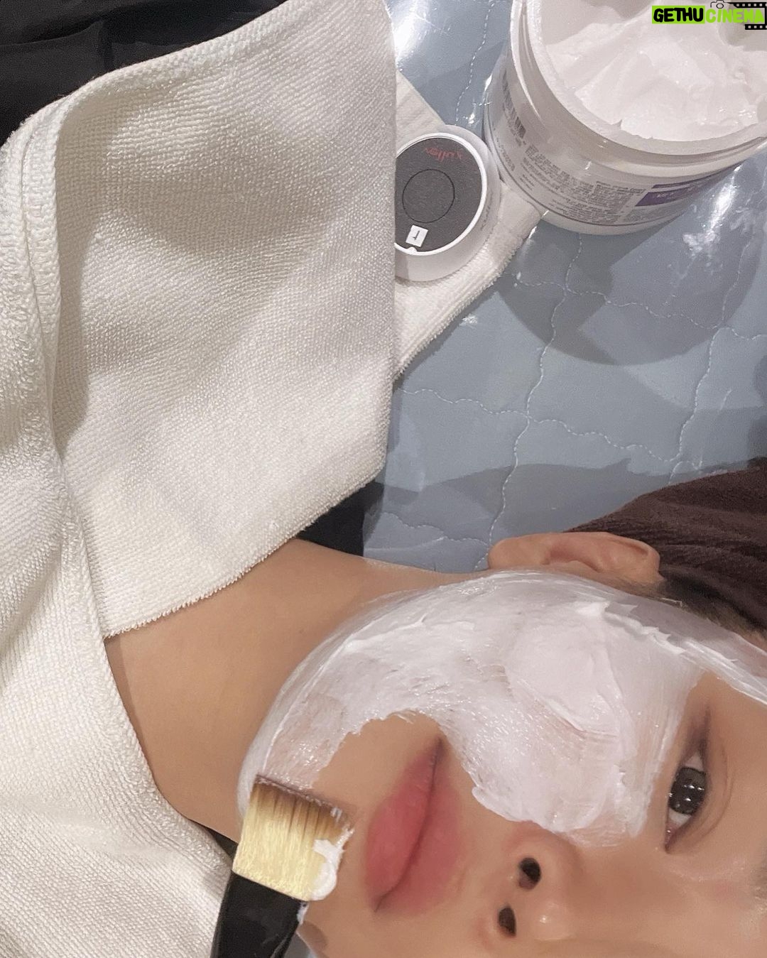 Jo Yoo-jin Instagram - #광고 x @re_you_clinic 연말에 잦은 모임으로 이중턱+볼살쳐짐이 점점 심해지길래 2주 전 , 극약처방하러 #이유클리닉 방문 🙌🏻 제가 추천 받은 #리프팅 레이저 프로그램은 ‘#올리쎄라’라고 ‘올리지오+울쎄라‘가 합쳐진 레이져인데요! 시술후 LDM소노케어 후 관리까지 해주셔서 며칠 뒤 촬영에도 붓기 걱정 없었습니다 😆 이유클리닉에 반해버린 이유 ☝🏻 1. 100% 예약제로 프라이빗한 관리! 2. 원장님이 직접 상담하시고 섬세한 손길의 시술! 허보경 대표 원장님은 서울대 전문의신데 런던 패션 스쿨에서 패션까지 함께 전공하셨대요! 섬세하고 예민한 감각의 터치.. 어느 정도일지 짐작이 가시죠? 🤭 6번 영상은 이중턱보고 충격받은 나.🥹 7번 영상은 시술받고 집에 오는 길에 사라졌던 앞볼 볼륨도 보여서 신난 나.😆 다들 새해가 됬으니 쳐진 피부 끌어 올리러 가요 🤍 #올리쎄라 #울쎄라 #올리지오 #리프팅추천 #압구정피부과 #이유클리닉 #패션닥터 #허보경원장 압구정 Apgujung