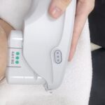 Jo Yoo-jin Instagram - #광고 x @re_you_clinic 연말에 잦은 모임으로 이중턱+볼살쳐짐이 점점 심해지길래 2주 전 , 극약처방하러 #이유클리닉 방문 🙌🏻 제가 추천 받은 #리프팅 레이저 프로그램은 ‘#올리쎄라’라고 ‘올리지오+울쎄라‘가 합쳐진 레이져인데요! 시술후 LDM소노케어 후 관리까지 해주셔서 며칠 뒤 촬영에도 붓기 걱정 없었습니다 😆 이유클리닉에 반해버린 이유 ☝🏻 1. 100% 예약제로 프라이빗한 관리! 2. 원장님이 직접 상담하시고 섬세한 손길의 시술! 허보경 대표 원장님은 서울대 전문의신데 런던 패션 스쿨에서 패션까지 함께 전공하셨대요! 섬세하고 예민한 감각의 터치.. 어느 정도일지 짐작이 가시죠? 🤭 6번 영상은 이중턱보고 충격받은 나.🥹 7번 영상은 시술받고 집에 오는 길에 사라졌던 앞볼 볼륨도 보여서 신난 나.😆 다들 새해가 됬으니 쳐진 피부 끌어 올리러 가요 🤍 #올리쎄라 #울쎄라 #올리지오 #리프팅추천 #압구정피부과 #이유클리닉 #패션닥터 #허보경원장 압구정 Apgujung