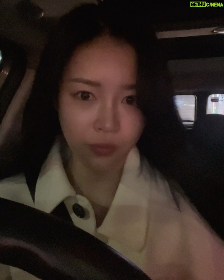 Jo Yoo-jin Instagram - #광고 x @re_you_clinic 연말에 잦은 모임으로 이중턱+볼살쳐짐이 점점 심해지길래 2주 전 , 극약처방하러 #이유클리닉 방문 🙌🏻 제가 추천 받은 #리프팅 레이저 프로그램은 ‘#올리쎄라’라고 ‘올리지오+울쎄라‘가 합쳐진 레이져인데요! 시술후 LDM소노케어 후 관리까지 해주셔서 며칠 뒤 촬영에도 붓기 걱정 없었습니다 😆 이유클리닉에 반해버린 이유 ☝🏻 1. 100% 예약제로 프라이빗한 관리! 2. 원장님이 직접 상담하시고 섬세한 손길의 시술! 허보경 대표 원장님은 서울대 전문의신데 런던 패션 스쿨에서 패션까지 함께 전공하셨대요! 섬세하고 예민한 감각의 터치.. 어느 정도일지 짐작이 가시죠? 🤭 6번 영상은 이중턱보고 충격받은 나.🥹 7번 영상은 시술받고 집에 오는 길에 사라졌던 앞볼 볼륨도 보여서 신난 나.😆 다들 새해가 됬으니 쳐진 피부 끌어 올리러 가요 🤍 #올리쎄라 #울쎄라 #올리지오 #리프팅추천 #압구정피부과 #이유클리닉 #패션닥터 #허보경원장 압구정 Apgujung