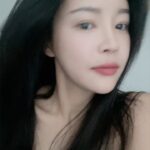 Jo Yoo-jin Instagram - #광고 x @re_you_clinic 연말에 잦은 모임으로 이중턱+볼살쳐짐이 점점 심해지길래 2주 전 , 극약처방하러 #이유클리닉 방문 🙌🏻 제가 추천 받은 #리프팅 레이저 프로그램은 ‘#올리쎄라’라고 ‘올리지오+울쎄라‘가 합쳐진 레이져인데요! 시술후 LDM소노케어 후 관리까지 해주셔서 며칠 뒤 촬영에도 붓기 걱정 없었습니다 😆 이유클리닉에 반해버린 이유 ☝🏻 1. 100% 예약제로 프라이빗한 관리! 2. 원장님이 직접 상담하시고 섬세한 손길의 시술! 허보경 대표 원장님은 서울대 전문의신데 런던 패션 스쿨에서 패션까지 함께 전공하셨대요! 섬세하고 예민한 감각의 터치.. 어느 정도일지 짐작이 가시죠? 🤭 6번 영상은 이중턱보고 충격받은 나.🥹 7번 영상은 시술받고 집에 오는 길에 사라졌던 앞볼 볼륨도 보여서 신난 나.😆 다들 새해가 됬으니 쳐진 피부 끌어 올리러 가요 🤍 #올리쎄라 #울쎄라 #올리지오 #리프팅추천 #압구정피부과 #이유클리닉 #패션닥터 #허보경원장 압구정 Apgujung