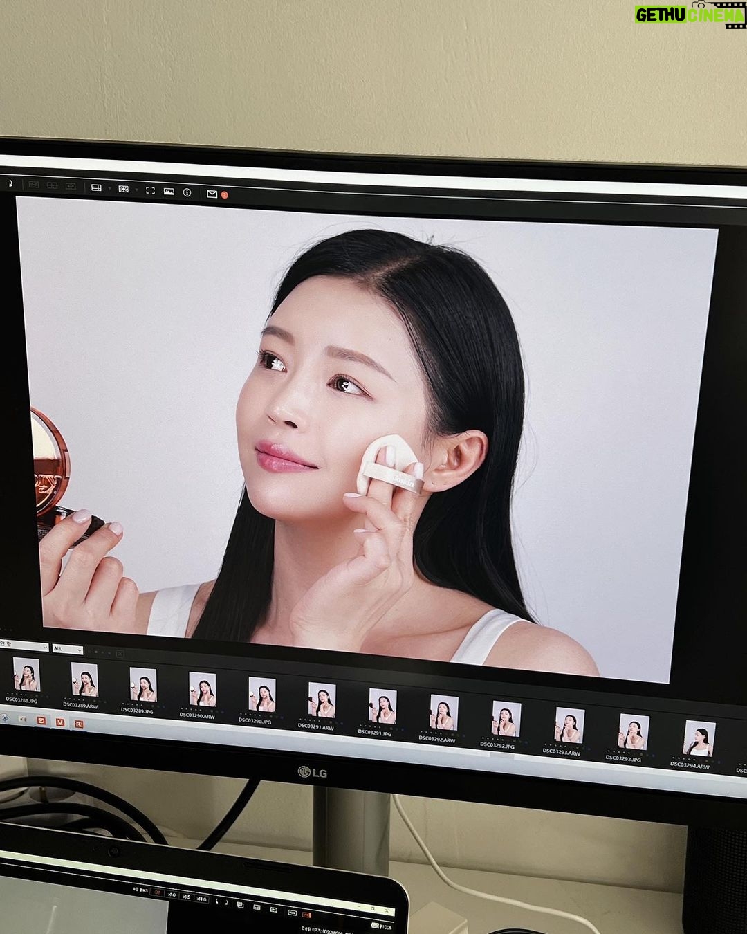 Jo Yoo-jin Instagram - #광고 x @re_you_clinic 연말에 잦은 모임으로 이중턱+볼살쳐짐이 점점 심해지길래 2주 전 , 극약처방하러 #이유클리닉 방문 🙌🏻 제가 추천 받은 #리프팅 레이저 프로그램은 ‘#올리쎄라’라고 ‘올리지오+울쎄라‘가 합쳐진 레이져인데요! 시술후 LDM소노케어 후 관리까지 해주셔서 며칠 뒤 촬영에도 붓기 걱정 없었습니다 😆 이유클리닉에 반해버린 이유 ☝🏻 1. 100% 예약제로 프라이빗한 관리! 2. 원장님이 직접 상담하시고 섬세한 손길의 시술! 허보경 대표 원장님은 서울대 전문의신데 런던 패션 스쿨에서 패션까지 함께 전공하셨대요! 섬세하고 예민한 감각의 터치.. 어느 정도일지 짐작이 가시죠? 🤭 6번 영상은 이중턱보고 충격받은 나.🥹 7번 영상은 시술받고 집에 오는 길에 사라졌던 앞볼 볼륨도 보여서 신난 나.😆 다들 새해가 됬으니 쳐진 피부 끌어 올리러 가요 🤍 #올리쎄라 #울쎄라 #올리지오 #리프팅추천 #압구정피부과 #이유클리닉 #패션닥터 #허보경원장 압구정 Apgujung