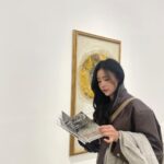 Jo Yoo-jin Instagram - 🤎 어떤 옷에 휘뚜루 마뚜루 걸쳐도 데일리룩을 완성시켜주는 #로아드로아 #미니포켓크로스백 항상 보부상처럼 다 들고 다녀야 맘이 편한 나란 사람 왠만한 필수품들 넣고도 안 흐트러지고 모양 그대로 유지해서 놀랬자나 🫶🏻 너무 편해서 일주일동안 요 크로스백만 들고 다녔지 🤎 다들 가방 사러 드로아_로아드로아 @roidesrois.official 🤎 🧥: #320쇼룸 #320showroom @320showroom_official #MMCA #mmcaseoul 국립현대미술관 서울관