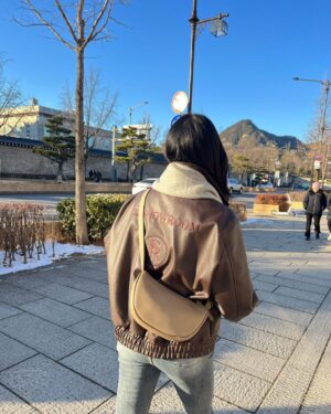 Jo Yoo-jin Instagram - 🤎 

어떤 옷에 휘뚜루 마뚜루 걸쳐도 
데일리룩을 완성시켜주는 #로아드로아 #미니포켓크로스백 

항상 보부상처럼 다 들고 다녀야 맘이 편한 나란 사람 
왠만한 필수품들 넣고도 안 흐트러지고 
모양 그대로 유지해서 놀랬자나 🫶🏻 
너무 편해서 일주일동안 요 크로스백만 들고 다녔지 🤎

다들 가방 사러 드로아_로아드로아 @roidesrois.official 🤎

🧥: #320쇼룸 #320showroom @320showroom_official 

#MMCA #mmcaseoul