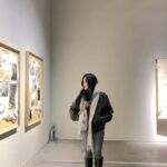 Jo Yoo-jin Instagram - 🤎 어떤 옷에 휘뚜루 마뚜루 걸쳐도 데일리룩을 완성시켜주는 #로아드로아 #미니포켓크로스백 항상 보부상처럼 다 들고 다녀야 맘이 편한 나란 사람 왠만한 필수품들 넣고도 안 흐트러지고 모양 그대로 유지해서 놀랬자나 🫶🏻 너무 편해서 일주일동안 요 크로스백만 들고 다녔지 🤎 다들 가방 사러 드로아_로아드로아 @roidesrois.official 🤎 🧥: #320쇼룸 #320showroom @320showroom_official #MMCA #mmcaseoul 국립현대미술관 서울관