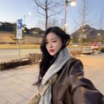 Jo Yoo-jin Instagram - 🤎 어떤 옷에 휘뚜루 마뚜루 걸쳐도 데일리룩을 완성시켜주는 #로아드로아 #미니포켓크로스백 항상 보부상처럼 다 들고 다녀야 맘이 편한 나란 사람 왠만한 필수품들 넣고도 안 흐트러지고 모양 그대로 유지해서 놀랬자나 🫶🏻 너무 편해서 일주일동안 요 크로스백만 들고 다녔지 🤎 다들 가방 사러 드로아_로아드로아 @roidesrois.official 🤎 🧥: #320쇼룸 #320showroom @320showroom_official #MMCA #mmcaseoul 국립현대미술관 서울관