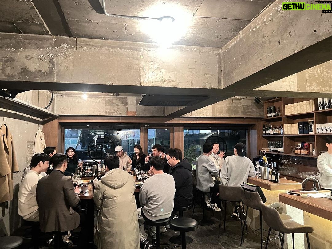 Jo Yoo-jin Instagram - ♥️ #타치노미바이토라 에서의 2번째 방어파티 🐟 작년엔 내가 잡은 96cm 방어로 소소하게 즐기구 이번 해엔 우리‘가보자고’팀 @angler_junseo 준서님께서 방어 5마리를 보내주셔서 급 하루만에 모인 사람들하고 즐거운 시간을 보냈던 날 ♥️ 한 마리 해체하기도 힘든데 매번 재능기부 + 장소제공까지 해주는 @tachinomi_by_tora 상민브로 고마워 😚♥️ 성수동