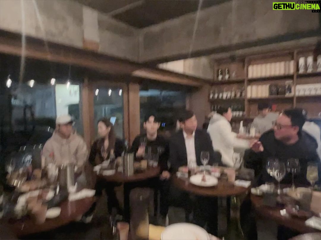 Jo Yoo-jin Instagram - ♥️ #타치노미바이토라 에서의 2번째 방어파티 🐟 작년엔 내가 잡은 96cm 방어로 소소하게 즐기구 이번 해엔 우리‘가보자고’팀 @angler_junseo 준서님께서 방어 5마리를 보내주셔서 급 하루만에 모인 사람들하고 즐거운 시간을 보냈던 날 ♥️ 한 마리 해체하기도 힘든데 매번 재능기부 + 장소제공까지 해주는 @tachinomi_by_tora 상민브로 고마워 😚♥️ 성수동