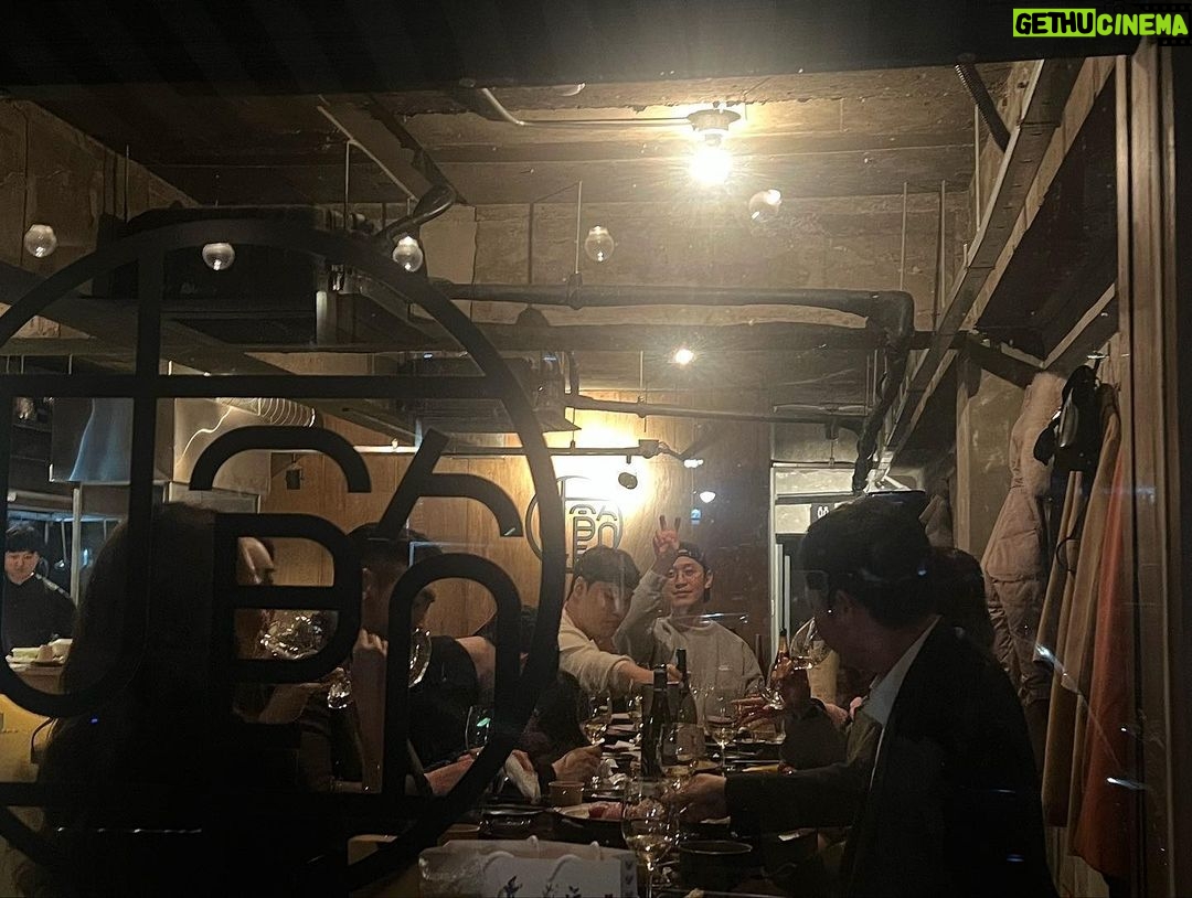 Jo Yoo-jin Instagram - ♥️ #타치노미바이토라 에서의 2번째 방어파티 🐟 작년엔 내가 잡은 96cm 방어로 소소하게 즐기구 이번 해엔 우리‘가보자고’팀 @angler_junseo 준서님께서 방어 5마리를 보내주셔서 급 하루만에 모인 사람들하고 즐거운 시간을 보냈던 날 ♥️ 한 마리 해체하기도 힘든데 매번 재능기부 + 장소제공까지 해주는 @tachinomi_by_tora 상민브로 고마워 😚♥️ 성수동