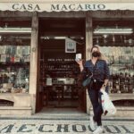Joana França Instagram - Hoje foi dia de viver coisas bonitas. Se há alguma coisa que esta pandemia me tem ensinado, é sobre a importância da componente humana! Eu e o meu Marido @nunopiresoficial passeámos por Lisboa e vivemos o passado neste futuro que nada, por vezes, promete. Em espanto fiquei quando olhei para o lado e vi a famosa @casamacario1913 O meu avô SEMPRE comprou café na Casa Macário e se sei do bom cheiro do café, é porque ele fazia quilómetros para ir buscar o melhor dos melhores! Fiz questão de comprar o café que ele comprava porque ele ainda vive em mim. Acho que a forma que temos de mater vivas as pessoas que nos deixam (por um tempo) é fazer o que fazíamos com elas ou o que elas faziam! Soube que ainda hoje o meu avô é o Sr. Costa que era atendido pelo Sr. Gomes! Soube que ele continua a marcar a vida de quem lá trabalha e se continua a saber quem ele era ❤️ Tive o melhor Avô/Pai do Mundo! E sou uma sortuda! Por isso, querido Avô, quero que saibas que falámos de ti e te celebrámos com Vida! Comprei o café que compravas e vou beber e cheirar este café, como tu fazias e me recordo de te ver fazer! #life #livingmybestlife #loveisall #feelblessed #thankful #grateful