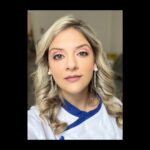 Joana França Instagram - Sou uma abençoada por poder fazer aquilo que amo! Todos os dias agradeço a Deus esse privilégio e espero que assim se mantenha! No dia que estreei esta personagem, tinha perdido o meu pai há uma semana e ali estava eu a fazer rir, porque uma das coisas mais difíceis da nossa profissão é: “Show Must Go On, no matter what!” Confesso-vos que não foi o episódio mais fácil de fazer mas fui acolhida por uma equipa inesquecível que ainda hoje me abraça e me recebe de braços abertos. TODOS eles (autoria, equipa artística, equipa técnica e muitos mais). Cada novo episódio, que tenho mais uma vez o privilégio de estar presente, consigo “saborear” esta boneca melhor. E como já perceberam... Vitória Stephanie is back again! 💁🏼‍♀️ Profundamente grata pela tua confiança e pela oportunidade @verasacra 🙏🏼❤️ . . . . . . . Make up by @magali_makeup_hairstylist | Hair by @luanablancohair | Hairstyle by @antoniocortezatelier #joanafrança #acting #actinglife #patrõesfora #sic #sicoficial #vitoriastephanie #grateful #thankful #blessed SIC (Sociedade Independente de Comunicação)
