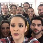 Joana França Instagram - Não vos custa a acreditar que já vivemos sem máscaras, álcool gel, todos juntos e em cima uns dos outros, sem qualquer medo ou preocupação? Por volta desta data, em 2018, estava em cena o Musical The Portuguese e o elenco enviou esta mensagem de parabéns ao nosso querido @joseraposoofficial ! Saudades de tudo isto: da realidade, da vida, dos colegas, da arte, do projeto, da liberdade de viver, da saúde e do seu privilégio... Ah cabeças tolas que mal sabíamos o que nos esperava.... #fuckcovid19 #hatecovid19 #missinglifebeforequarantine #missinglifebeforethis #missitall #thebestteam